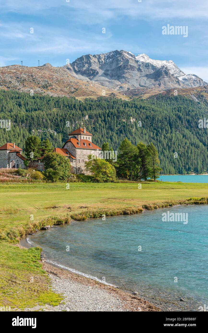 Mist da Sass Schloss in Frühlingslandschaft am Silvaplaner See, Schweiz Stockfoto