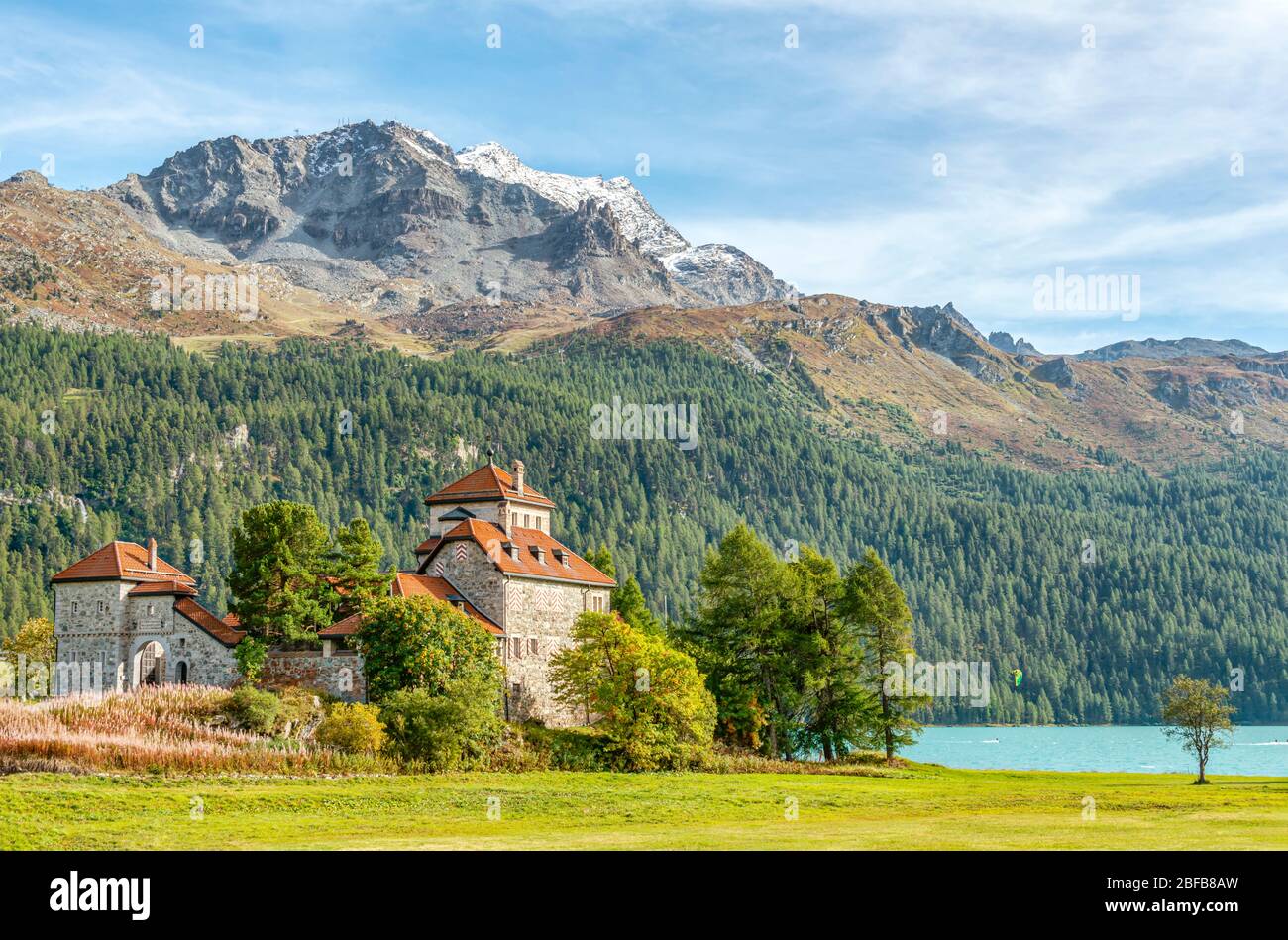 Mist da Sass Schloss in Frühlingslandschaft am Silvaplaner See, Schweiz Stockfoto