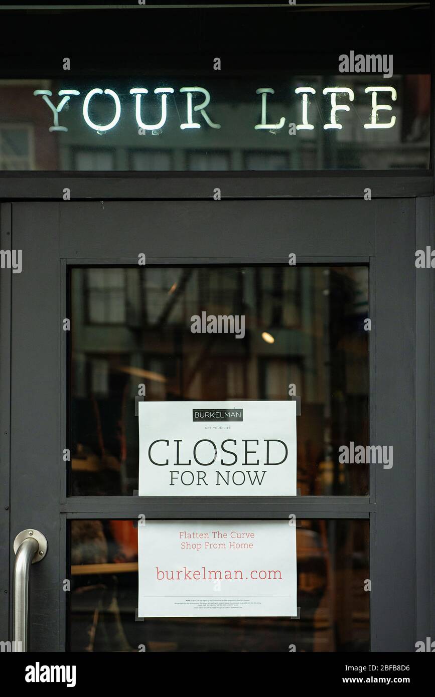 Ein geschlossenes Schild in einem Kleinunternehmen in New York City während der COVID-19-Pandemie. Stockfoto