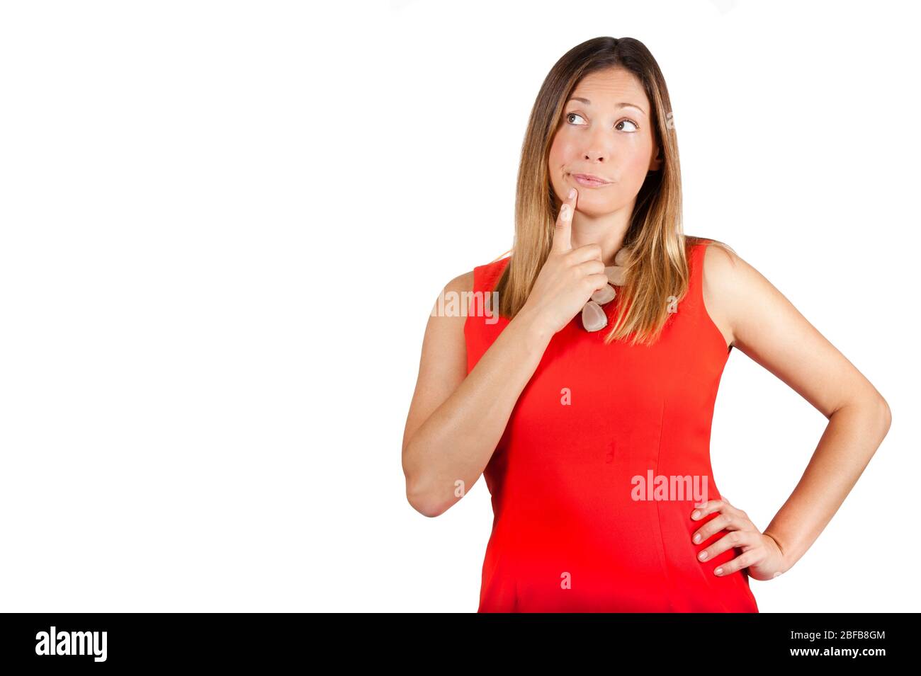 Frauenausdruck mit Finger im Gesicht, an die man denkt. Zweifel denken weibliche Entscheidung Ausdruck. Eine schöne junge Frau denkt und ist zweifelhaft. Stockfoto