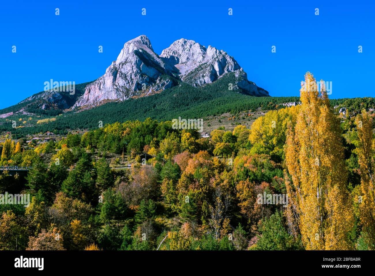 Schöne Pedraforca Berg im Herbst, Katalonien, Spanien. Stockfoto