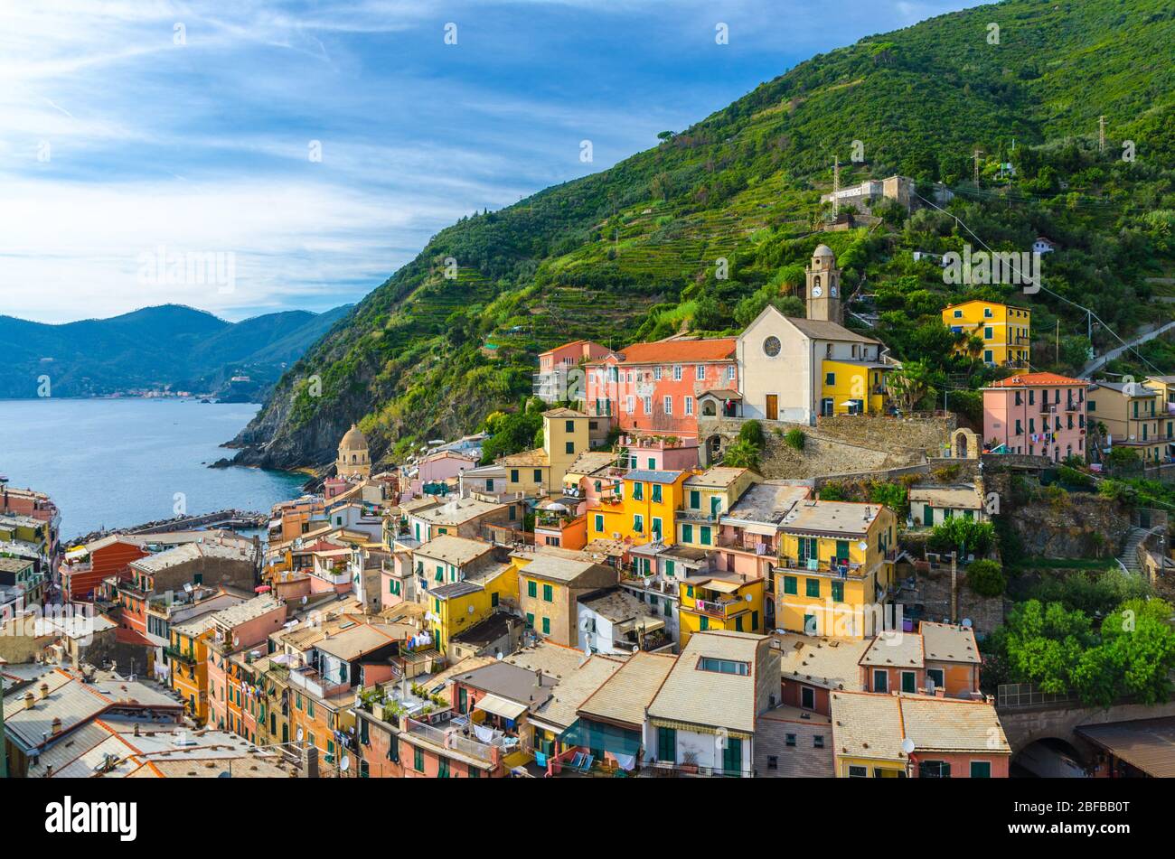 Luftaufnahme von Vernazza Dorf mit typischen bunten bunten Gebäuden Häuser, Hafen, Yachthafen, grüne Hügel und Genua Golf, Ligurisches Meer, Nationa Stockfoto
