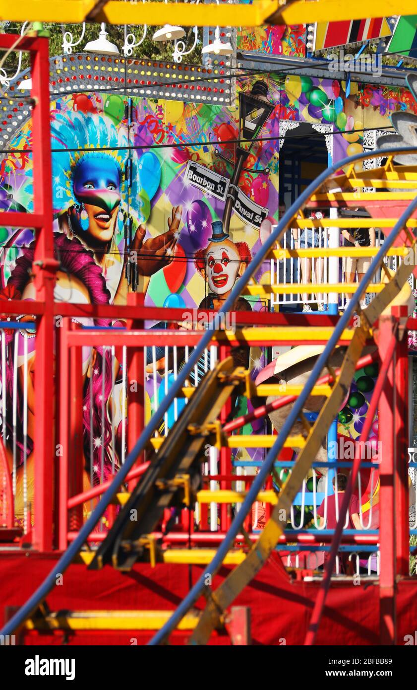 Abstraktes visuelles der Achterbahn und Hintergrund Karneval Szenen. Karneval. Maskierte Gesichter sind ein hervorstechende Eigenschaft. Canfield Fair, Mahoning C. Stockfoto