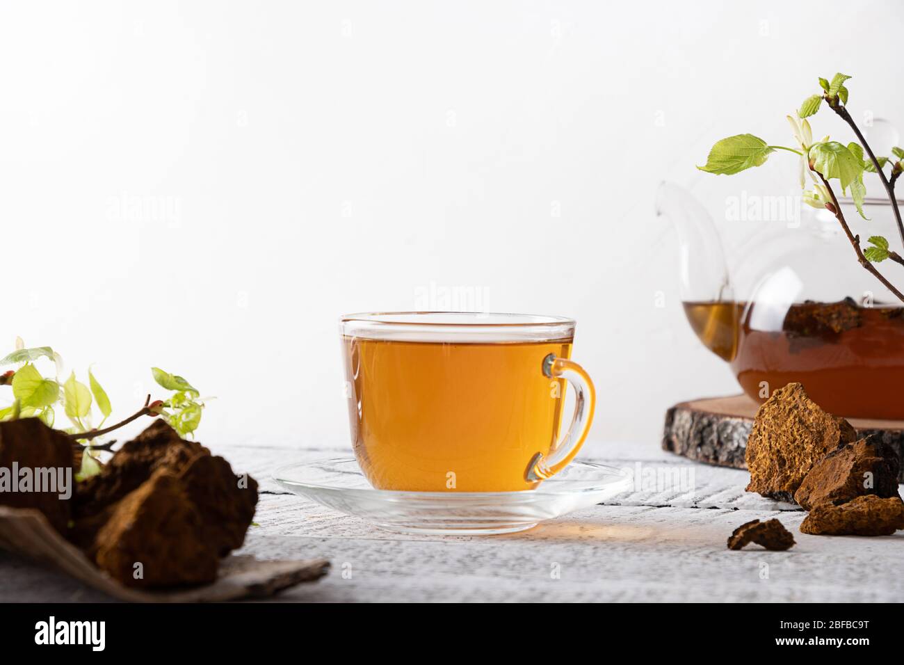 Chaga Pilze Getrnk in Glas Tasse auf wei. Trendy gesundes Getrnk.  Nahaufnahme. Ntzliche Kaffee Alternative Immunitt zu erhhen  Stockfotografie - Alamy