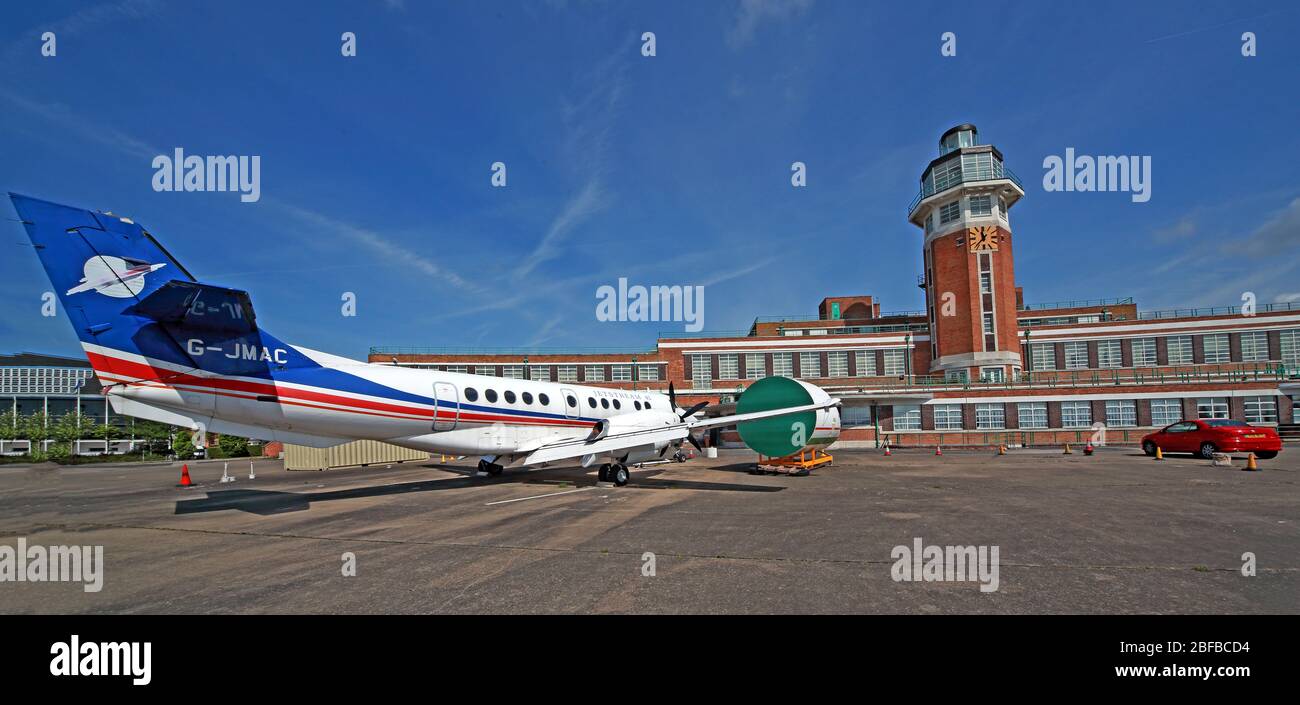 Speke Aerodrome Gebäude, Crowne Plaza Liverpool John Lennon Airport Hotel, Art Deco Hotelgebäude renovierte Airside mit Vintage Flugzeugen, Speke, L24 8Q Stockfoto