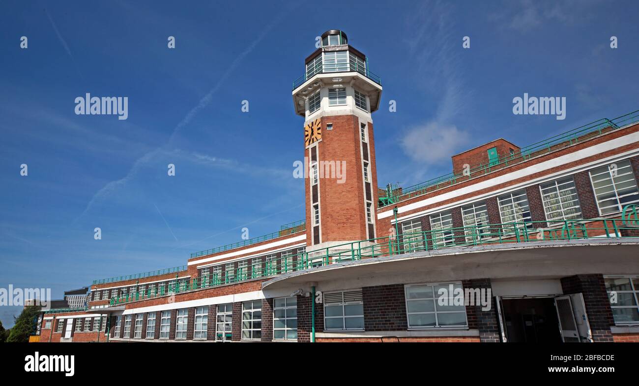 Speke Aerodrome Gebäude, Crowne Plaza Liverpool John Lennon Airport Hotel, Art Deco Hotelgebäude renovierte Airside mit Vintage Flugzeugen, Speke, L24 8Q Stockfoto