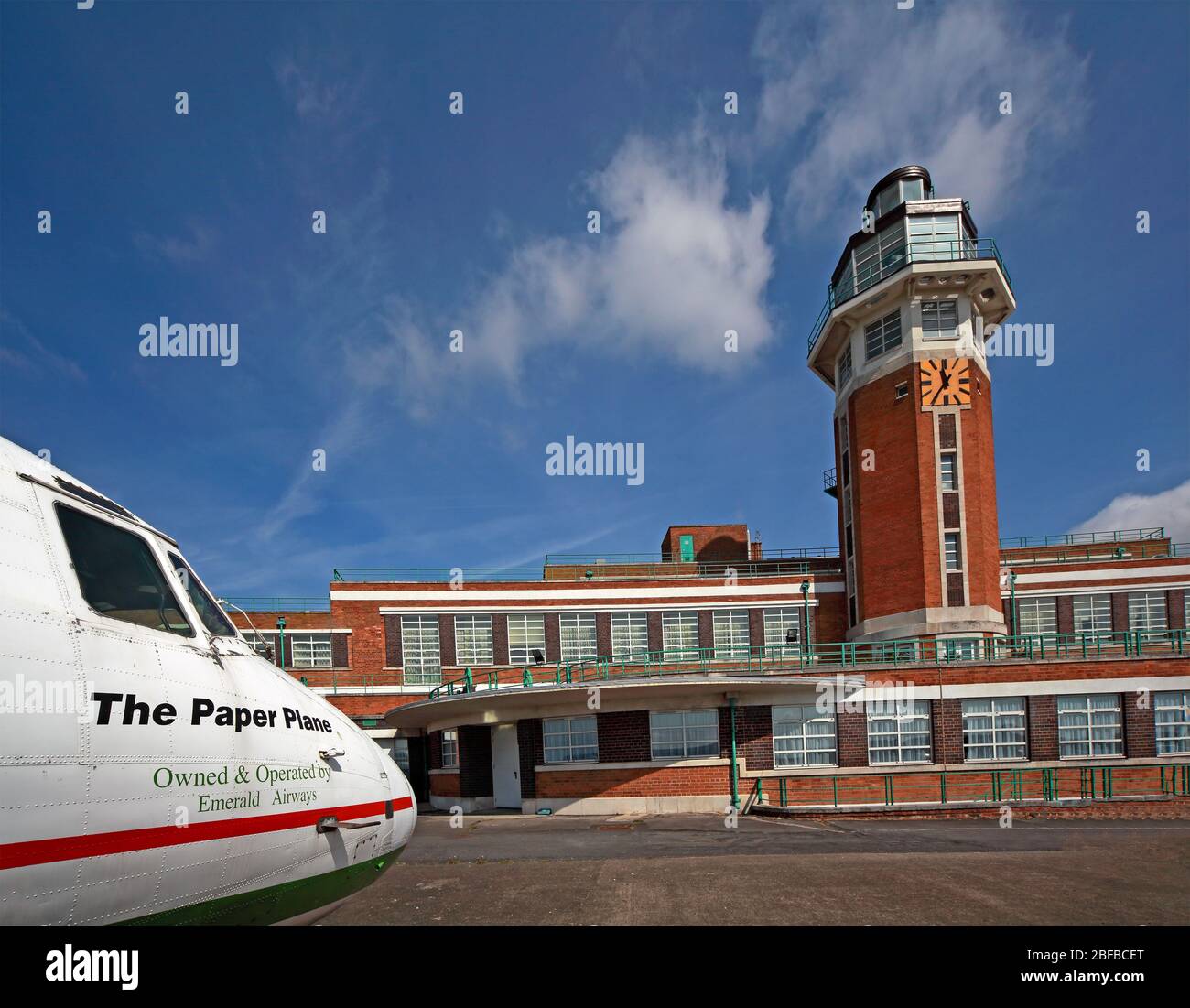 Speke Aerodrome Gebäude, Crowne Plaza Liverpool John Lennon Airport Hotel, Art Deco Hotelgebäude renovierte Airside mit Vintage Flugzeugen, Speke, L24 8Q Stockfoto