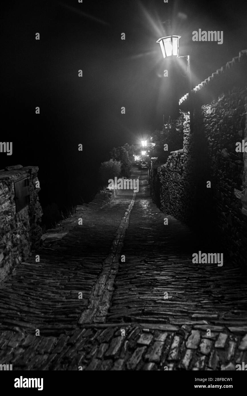 Stadtmauer von Monsaraz in der Nacht in schwarz-weiß, Alentejo, Portugal Stockfoto