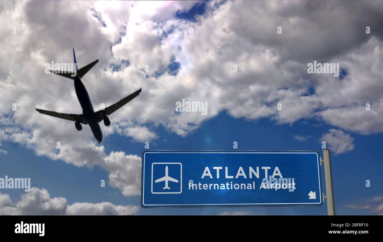 Flugzeug Silhouette Landung in Atlanta, Georgia, USA. Ankunft in der Stadt mit Schild in Richtung Flughafen und blauem Himmel im Hintergrund. Reisen, Stockfoto