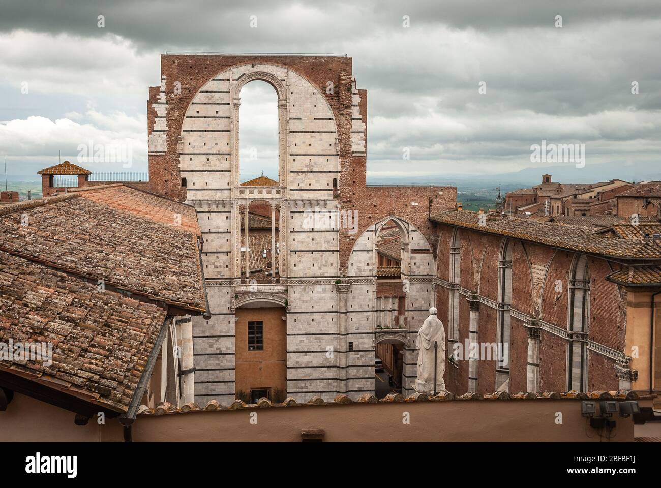 Antike Mauer Teil der unvollendeten neuen Kathedrale (Duomo nuovo) mit Panoramaterrasse auf der Spitze (Facciatone) Siena, Toskana, Italien Stockfoto