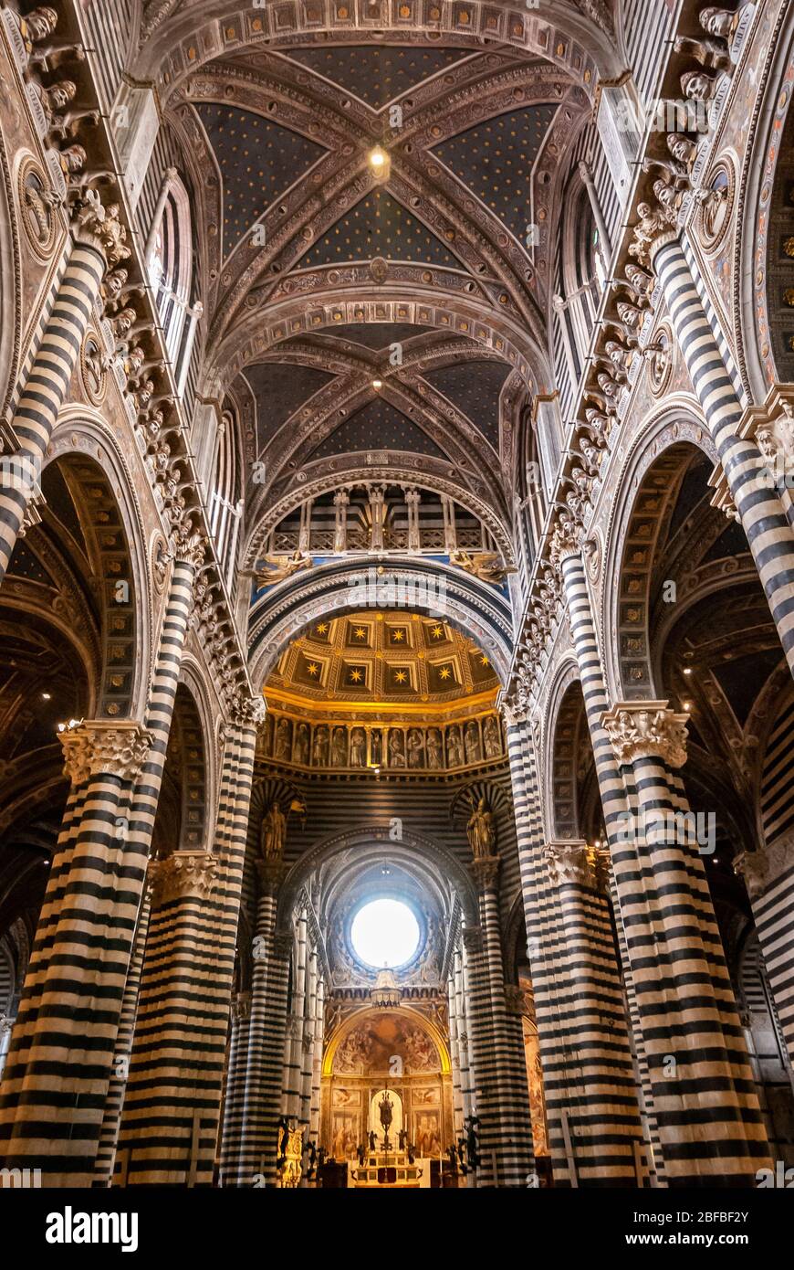Siena, Italien - 26. April 2019: Blick ins Innere des Doms von Siena (Duomo di Siena) ist eine mittelalterliche Kirche in Siena, von seiner ersten gewidmet Stockfoto