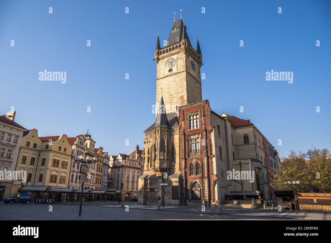 PRAG, TSCHECHISCHE REPUBLIK, APRIL 2020 - Prager Altstädter Ring Tschechische Republik, Sonnenaufgang Skyline am Astronomischen Uhrturm Stockfoto