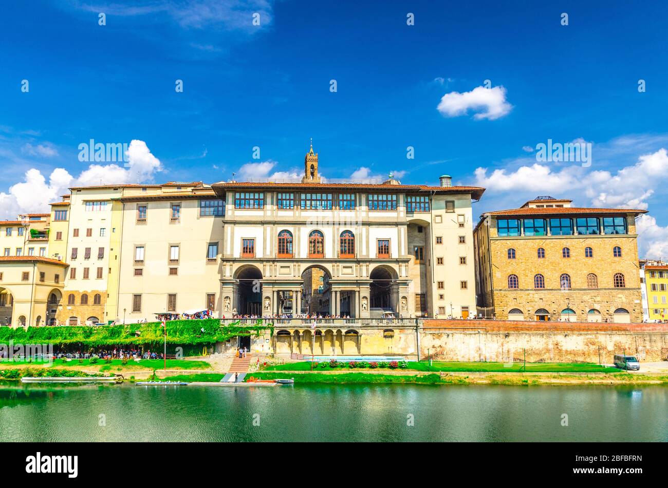 Museo Galileo Museum, Gallerie degli Uffizien und Gebäude auf Uferpromenade des Arno Flusses in der historischen Mitte von Florenz, blau sk Stockfoto