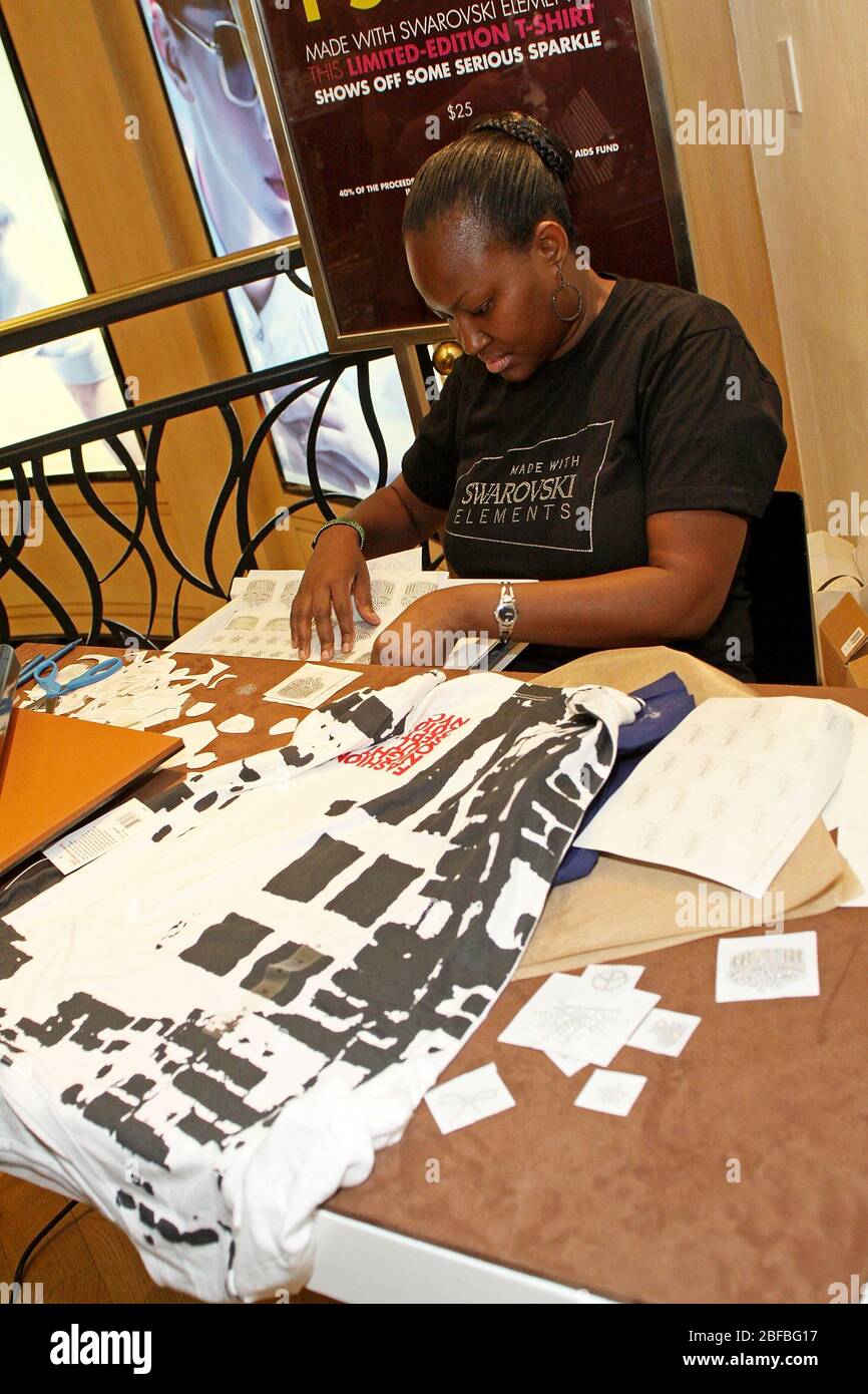 New York, NY, USA. 10. September 2010. Bendel's Fashion's Night Out T-Shirt mit Swarovski-Elementen bei der Henri Bendel Feier des Fashion's Night Out in der Henri Bendel Boutique. Kredit: Steve Mack/Alamy Stockfoto