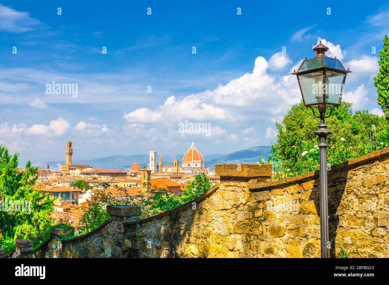 Obere Luftaufnahme von Florenz Stadt mit Duomo Cattedrale di Santa Maria del Fiore Kathedrale und Hügel Bereich, Blick von Steintreppe mit Stree Stockfoto