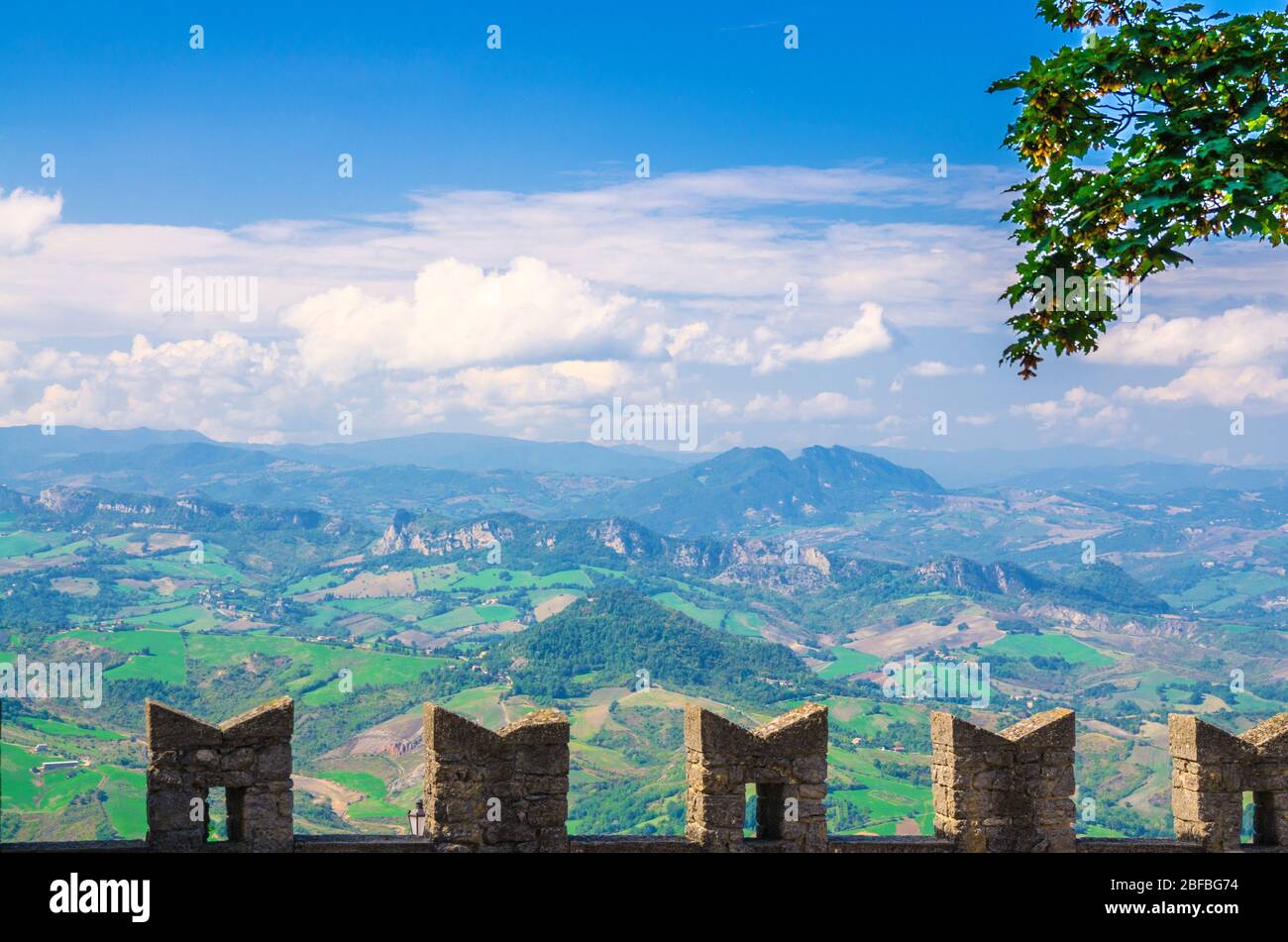Luftbild oben panoramic view Landschaft mit Tal, grünen Hügeln, Feldern und Dörfern der Republik San Marino Vorstadt mit blauen Himmel weißen Wolken Stockfoto