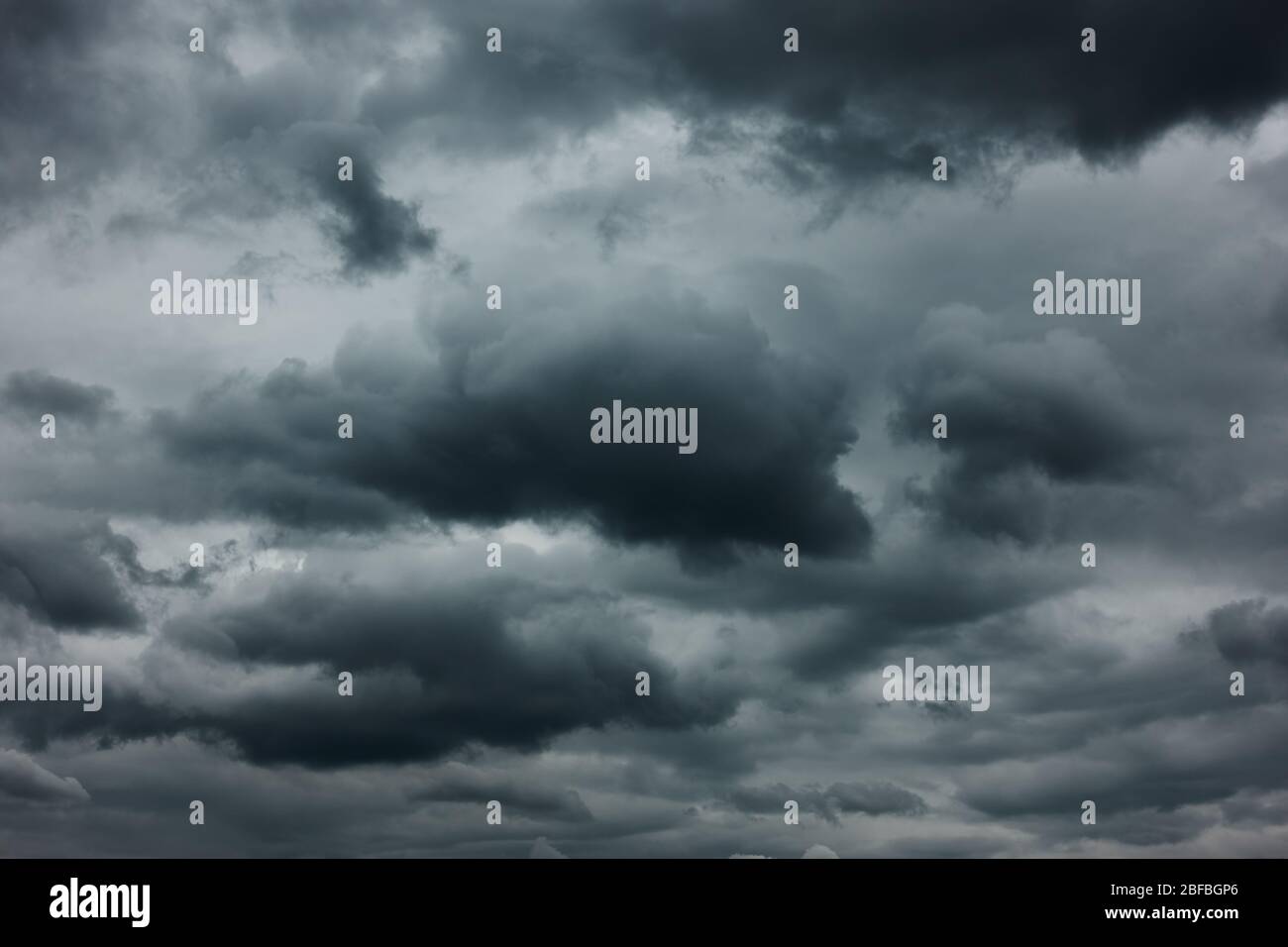 Dramatischer Himmel mit dunklen stürmischen Wolken, kann als Hintergrund verwendet werden Stockfoto