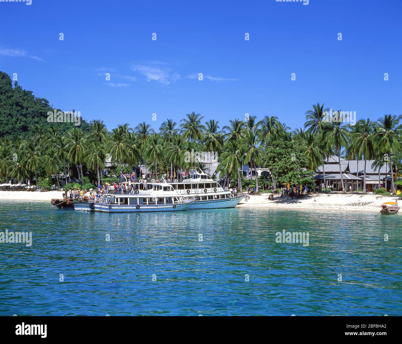 Fähre Kreuzfahrtschiffe am Strand, Ko Phi-Phi Don, Phi Phi Inseln, Krabi Provinz, Thailand Stockfoto