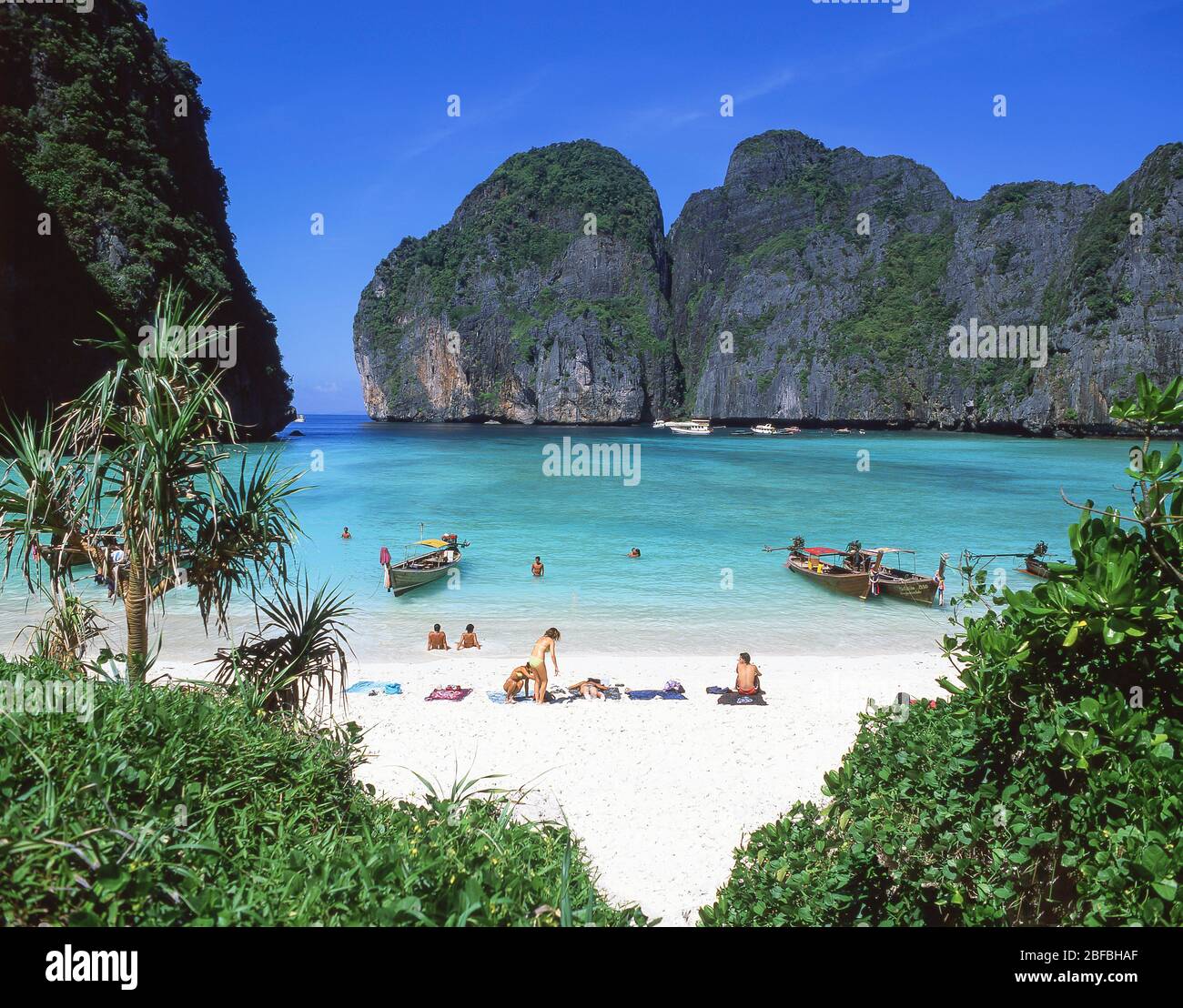 Langschwanzboote, Mahya Bay, Ko Phi Phi Le, Phi Phi Inseln, Krabi Provinz, Thailand Stockfoto