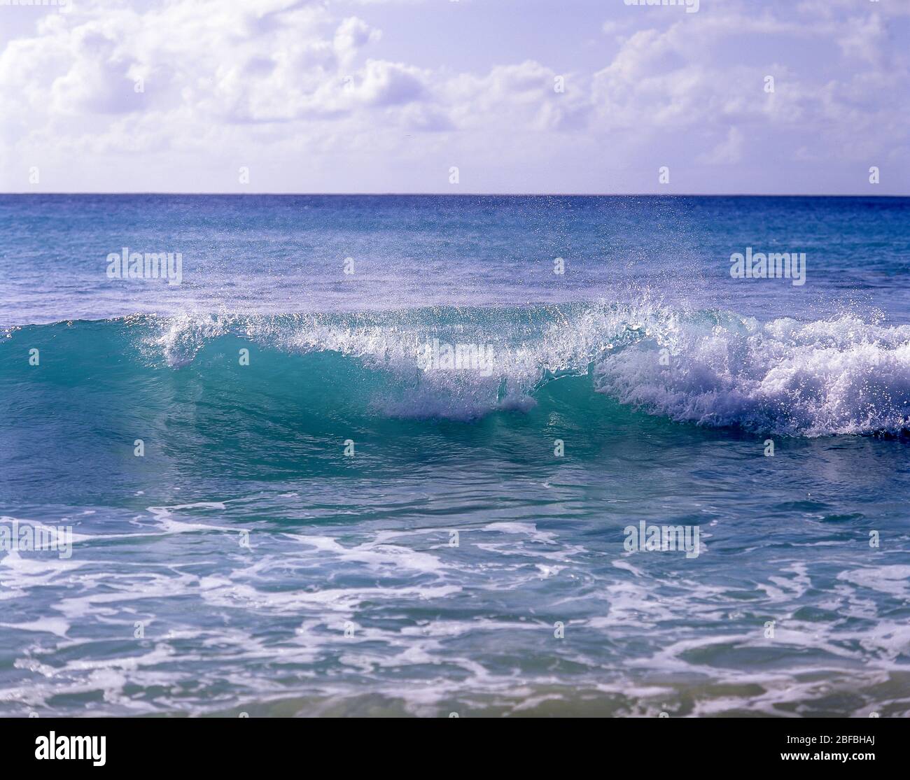 Wellen brechen an der Küste, Kaikoura Küste, Kaikoura, Canterbury Region, Südinsel, Neuseeland Stockfoto