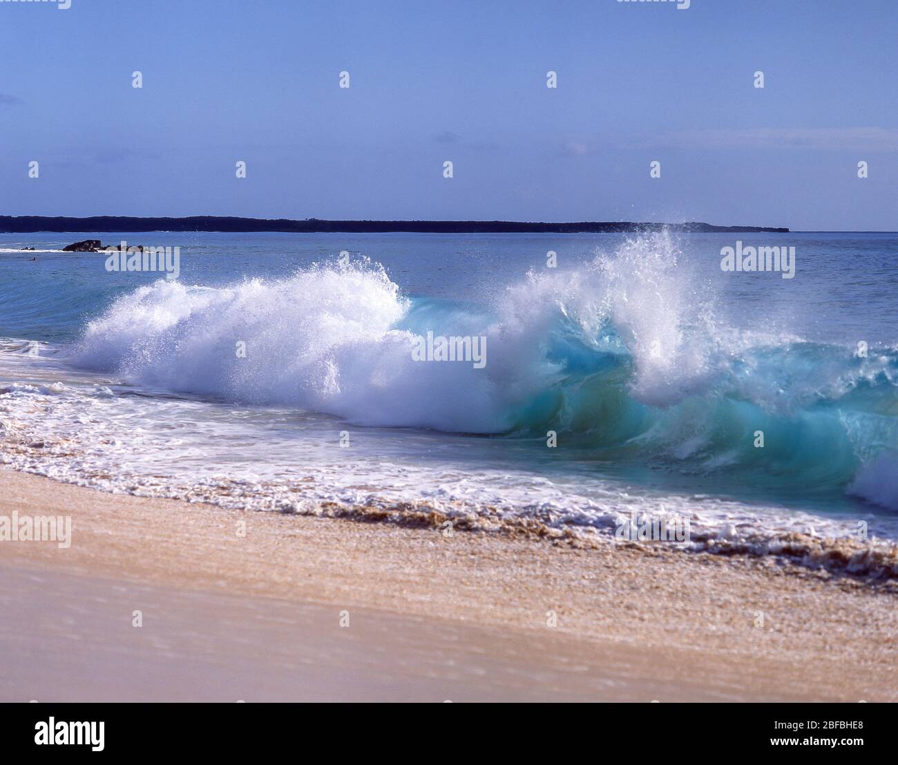 Wellen brechen an der Küste, Kaikoura Küste, Kaikoura, Canterbury Region, Südinsel, Neuseeland Stockfoto