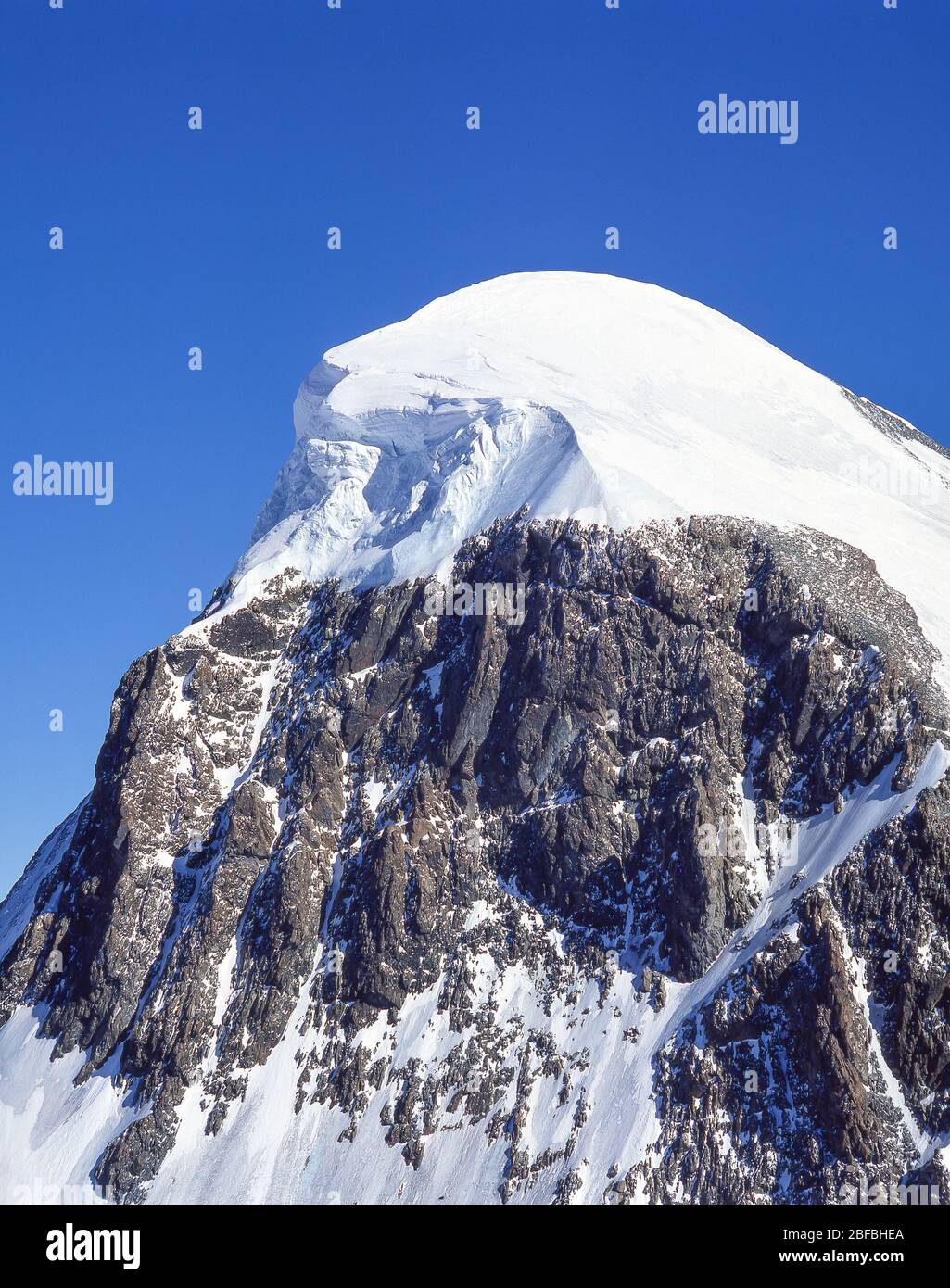 Schneebedeckter Berggipfel in den Schweizer Alpen, Verbier, Wallis, Schweiz Stockfoto