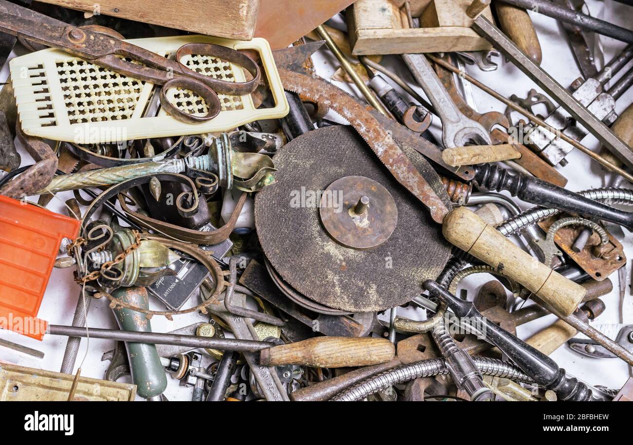 Antike Haushaltsgegenstände auf einem Flohmarkt. Stockfoto