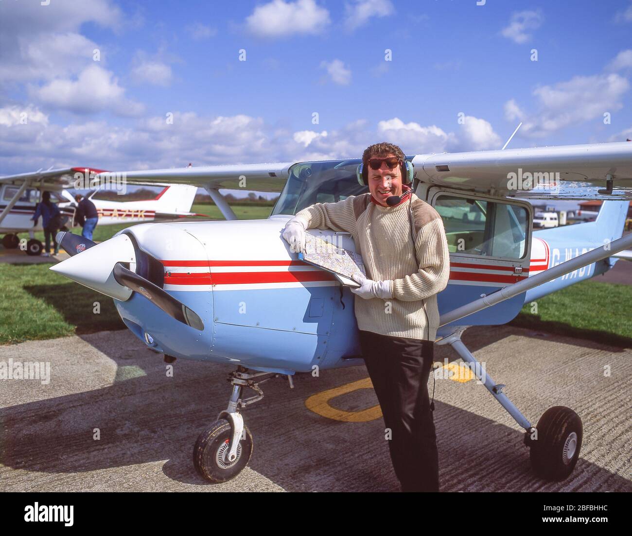 Männlicher Pilot neben einem Cessna 172 Skyhawk Flugzeug, Blackbushe Airport, London Road, Blackwater, Hampshire, England, Großbritannien Stockfoto