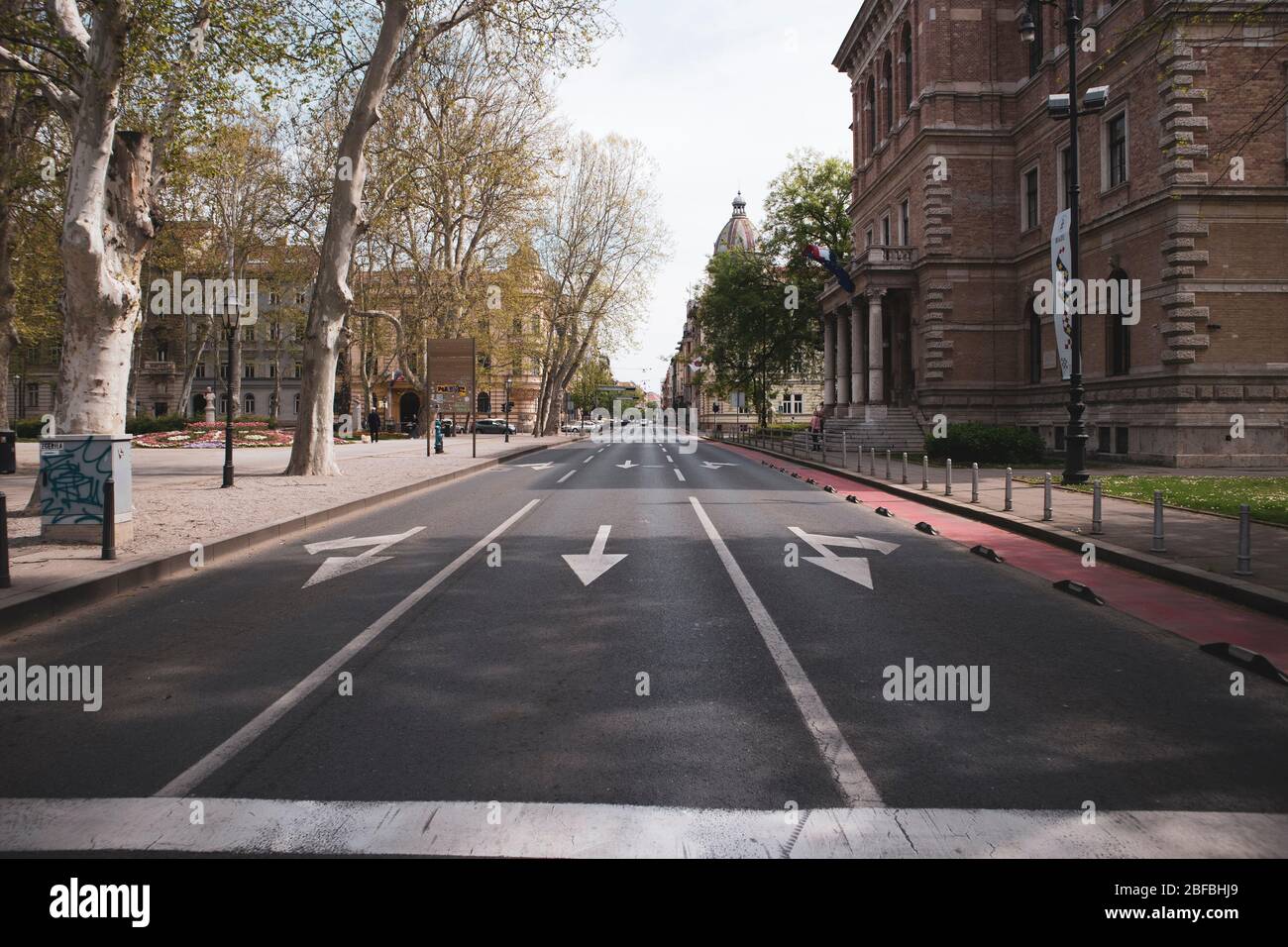 Leere Hebregova Straße in Zagreb, Straße mit drei Spuren leer wegen Corona-Virus-Epidemie Stockfoto