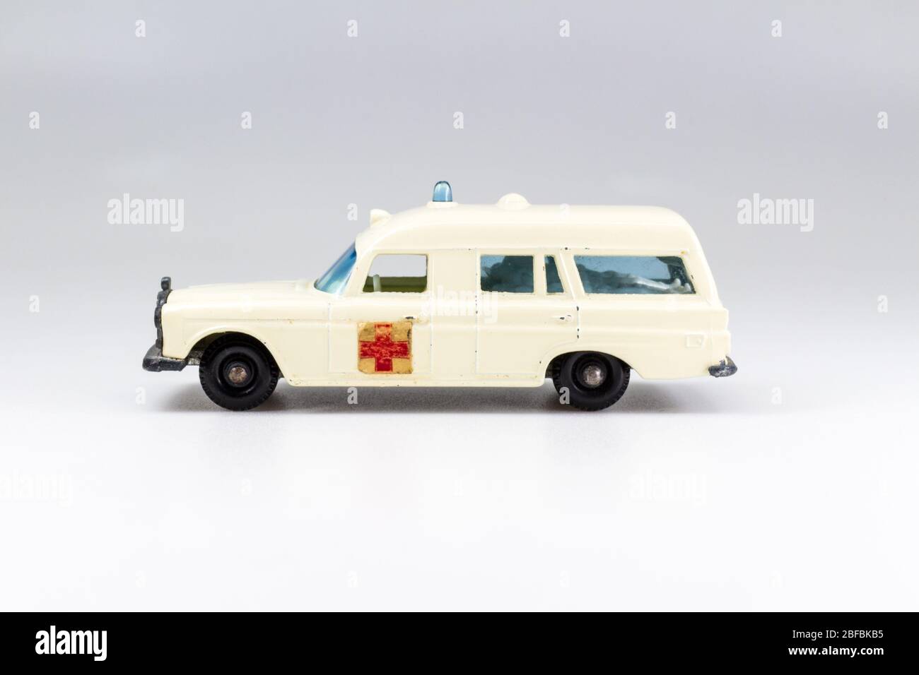 Lesney Products Matchbox Modell Spielzeug Auto 1-75 Serie Nr. 3 Mercedes-Benz Binz Ambulance Seitenansicht Stockfoto