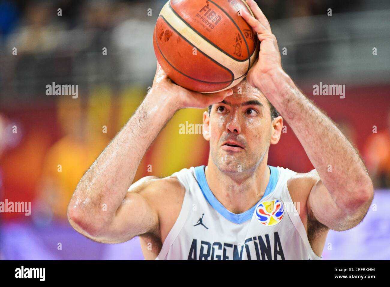 Luis Scola (Argentinien) schießt einen Freiwurf gegen Frankreich. Basketball-Weltmeisterschaft China 2019. Halbfinale Stockfoto