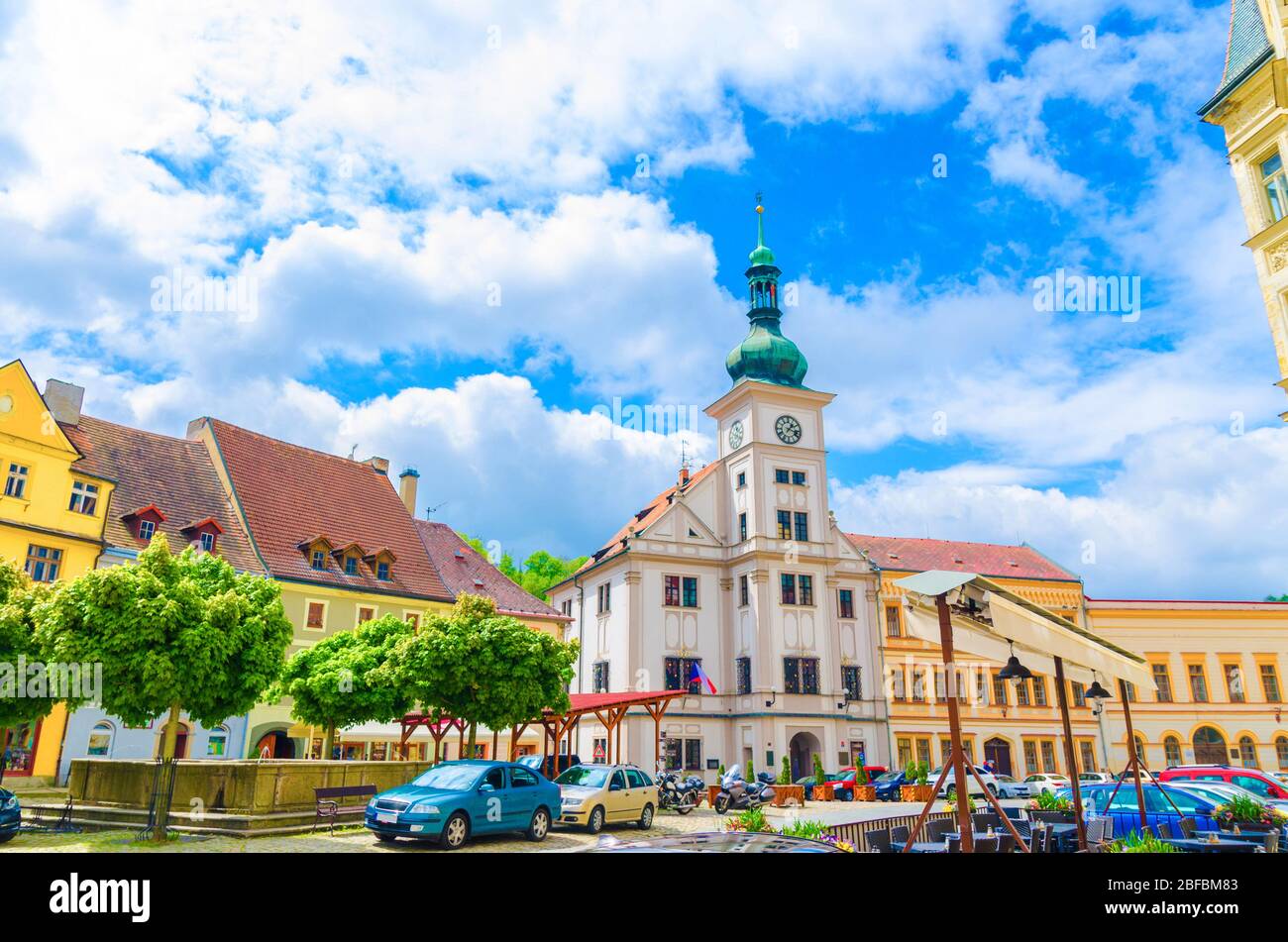 Das Rathaus (Mestska Radnice) im Barockstil und farbenfrohe traditionelle typische Gebäude auf dem Marktplatz der Stadt Loket, Karlsbad, Wes Stockfoto