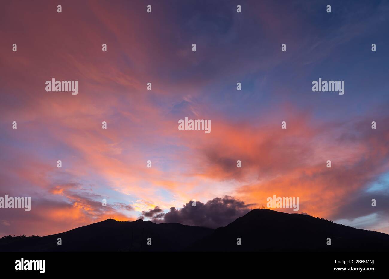Farbenfroher Himmel über dem Vulkan Pichincha bei Sonnenuntergang, Quito, Ecuador. Stockfoto