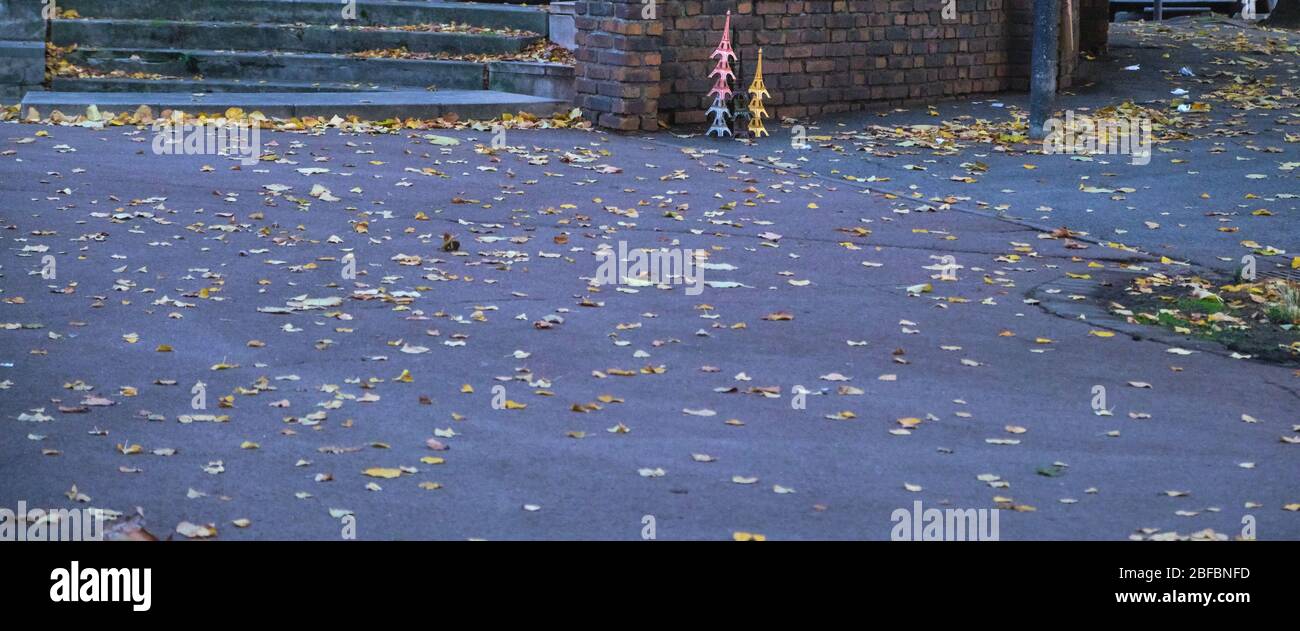 Farbige Eiffelturm zum Verkauf durch Street Sellers Stockfoto