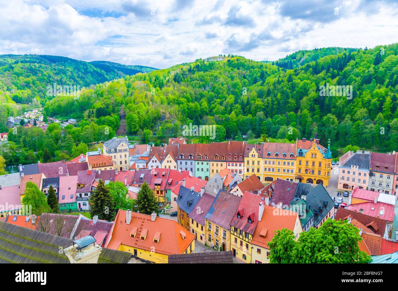 Top-Luftaufnahme von Loket Stadt bunte bunte bunte traditionelle typische Gebäude, grünen Wald Hügel Hintergrund, Karlovy Vary Region, Westen Stockfoto