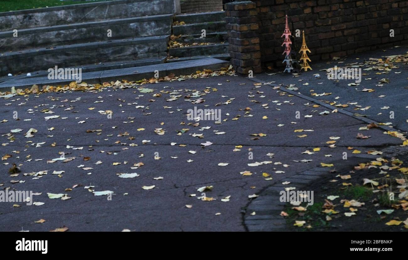 Farbige Eiffelturm zum Verkauf durch Street Sellers Stockfoto