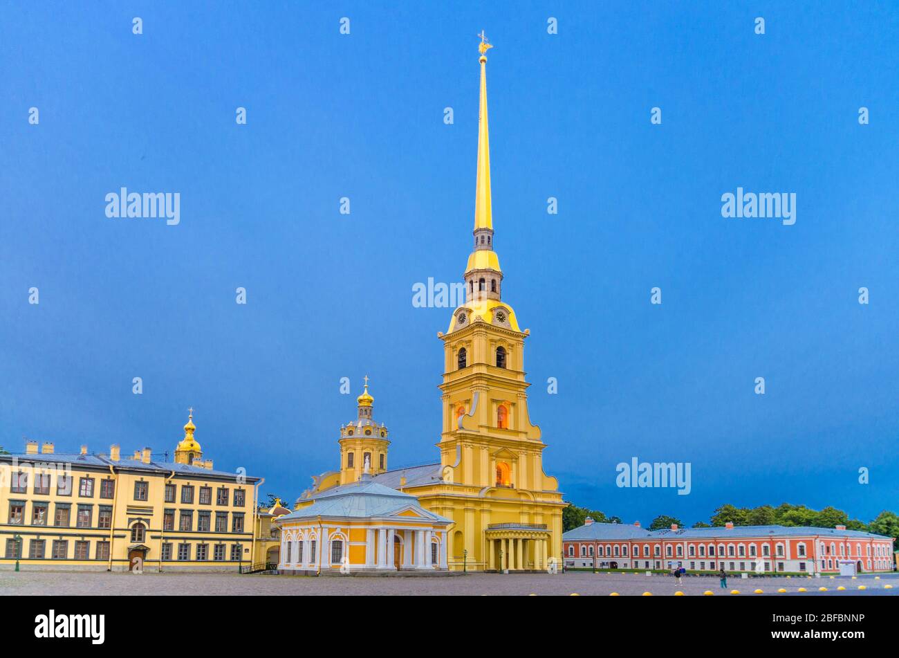 Heilige Peter und Paul Kathedrale Orthodoxe Kirche mit goldenem Turm in der Festung Peter und Paul Zitadelle auf Zayachy Hare Island, Abenddämmerung wetteifern Stockfoto