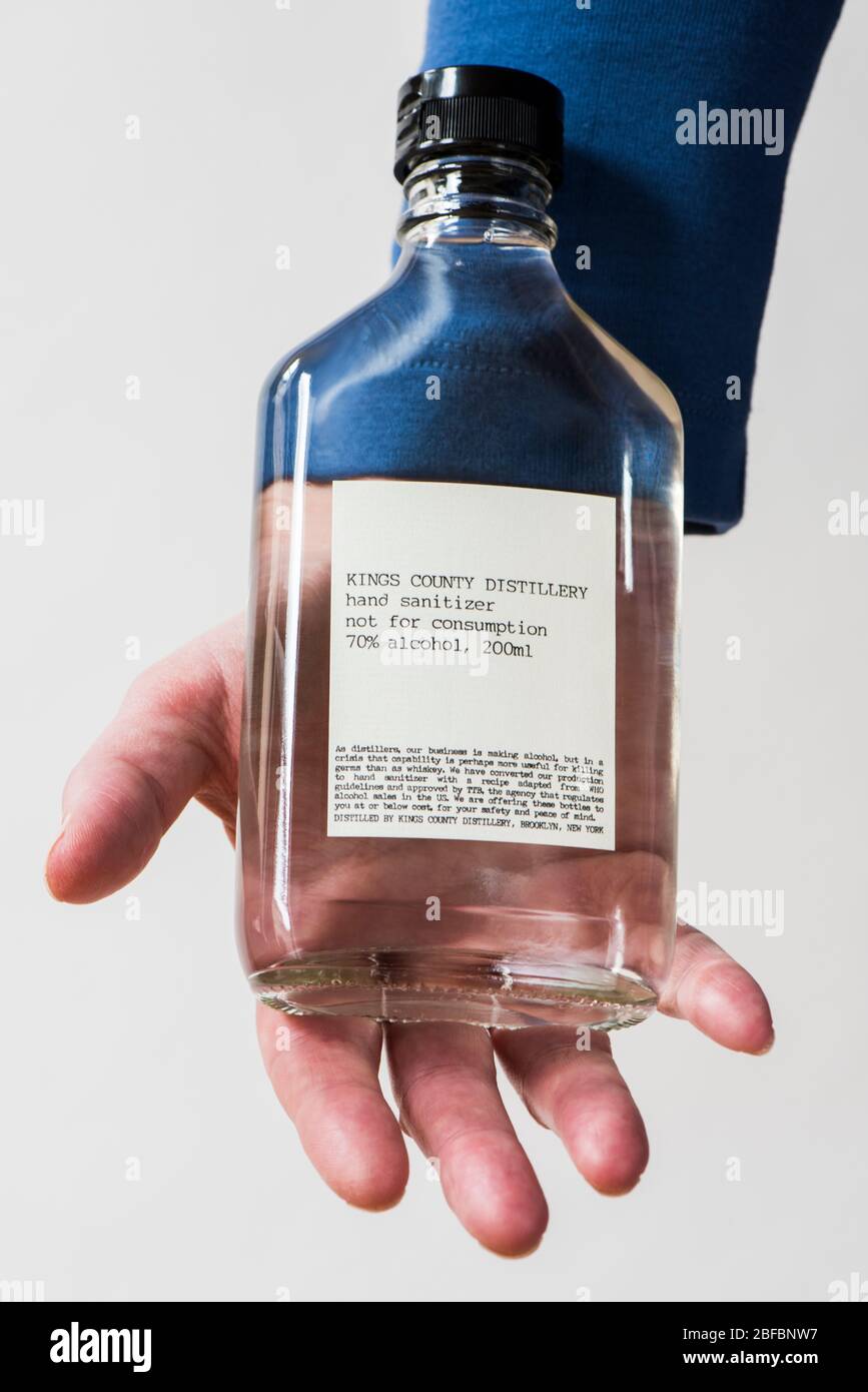 Brooklyn, New York, USA - 28. März 2020: Flaschen Handdesinfektionsmittel hergestellt von Kings County Distillery. Die Distillery, die normalerweise Whiskey produziert Stockfoto
