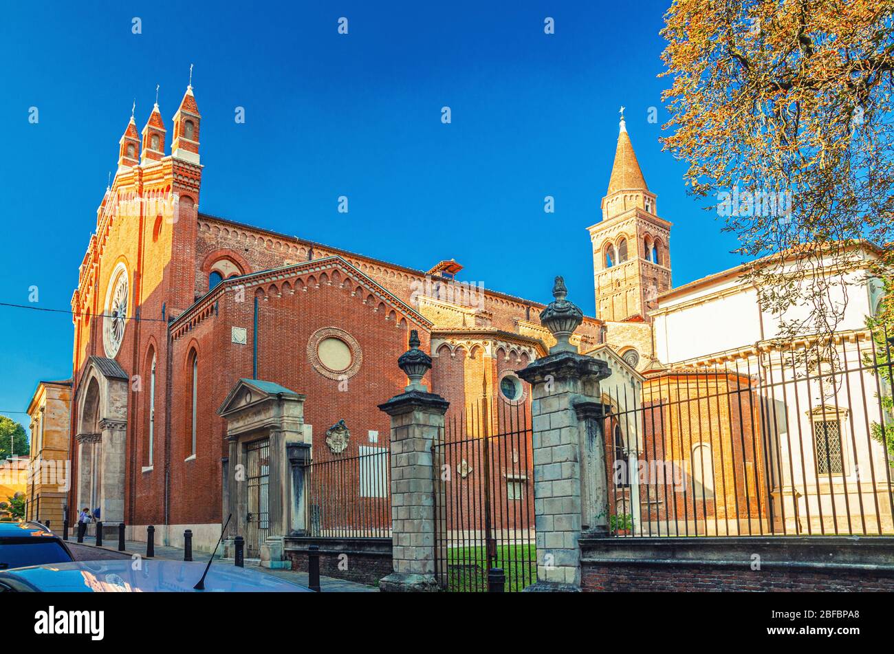 Santa Corona Gebäude im gotischen Stil, römisch-katholische Kirche mit Valmarana Kapelle Turm in alten historischen Stadtzentrum von Vicenza Stadt, vertikale Ansicht, Ve Stockfoto