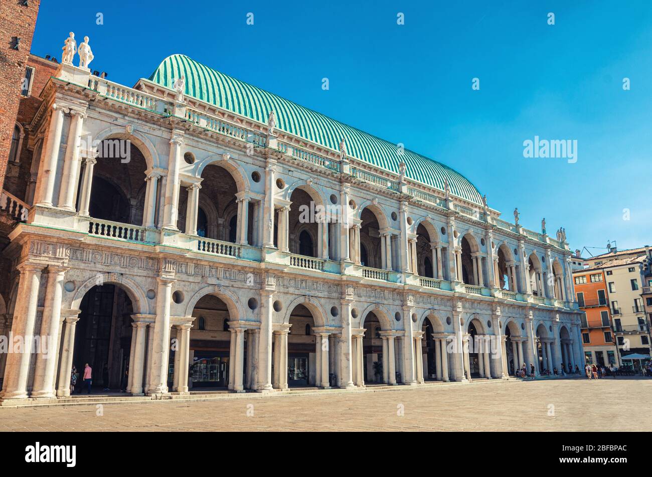 Basilica Palladiana Renaissance-Gebäude mit Balkonen und Säulen auf der Piazza dei Signori im alten historischen Stadtzentrum von Vicenza, Venetien Stockfoto