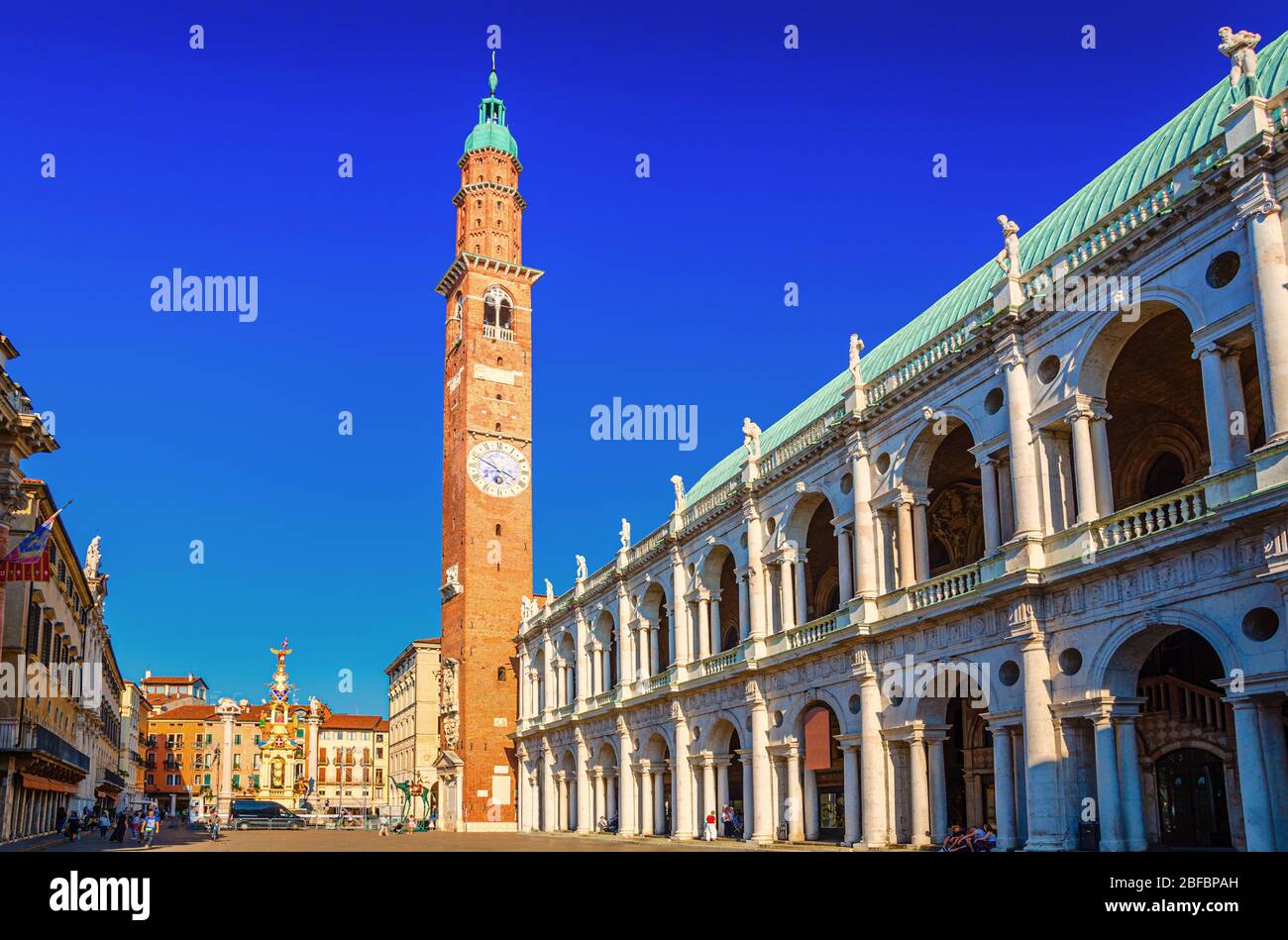 Basilica Palladiana Renaissance-Gebäude, Torre Bissara Uhrturm und Loggia del Capitaniato Lodge in Piazza dei Signori Platz in alten historischen CI Stockfoto