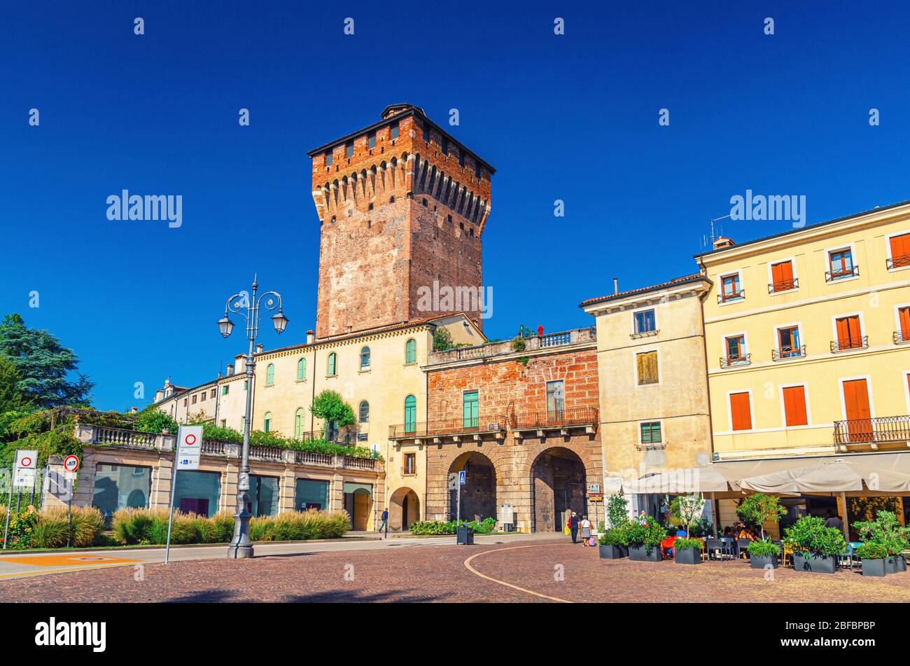 Porta Castello Turm Torre und Tor Terrazza Torrione Backsteingebäude in alten historischen Stadtzentrum von Vicenza Stadt, Straße Restaurant, Straßenbeleuchtung, b Stockfoto