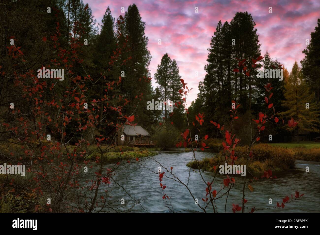 Herbstuntergang über dem Metolius River in Camp Sherman im Jefferson County im Zentrum von Oregon. Stockfoto