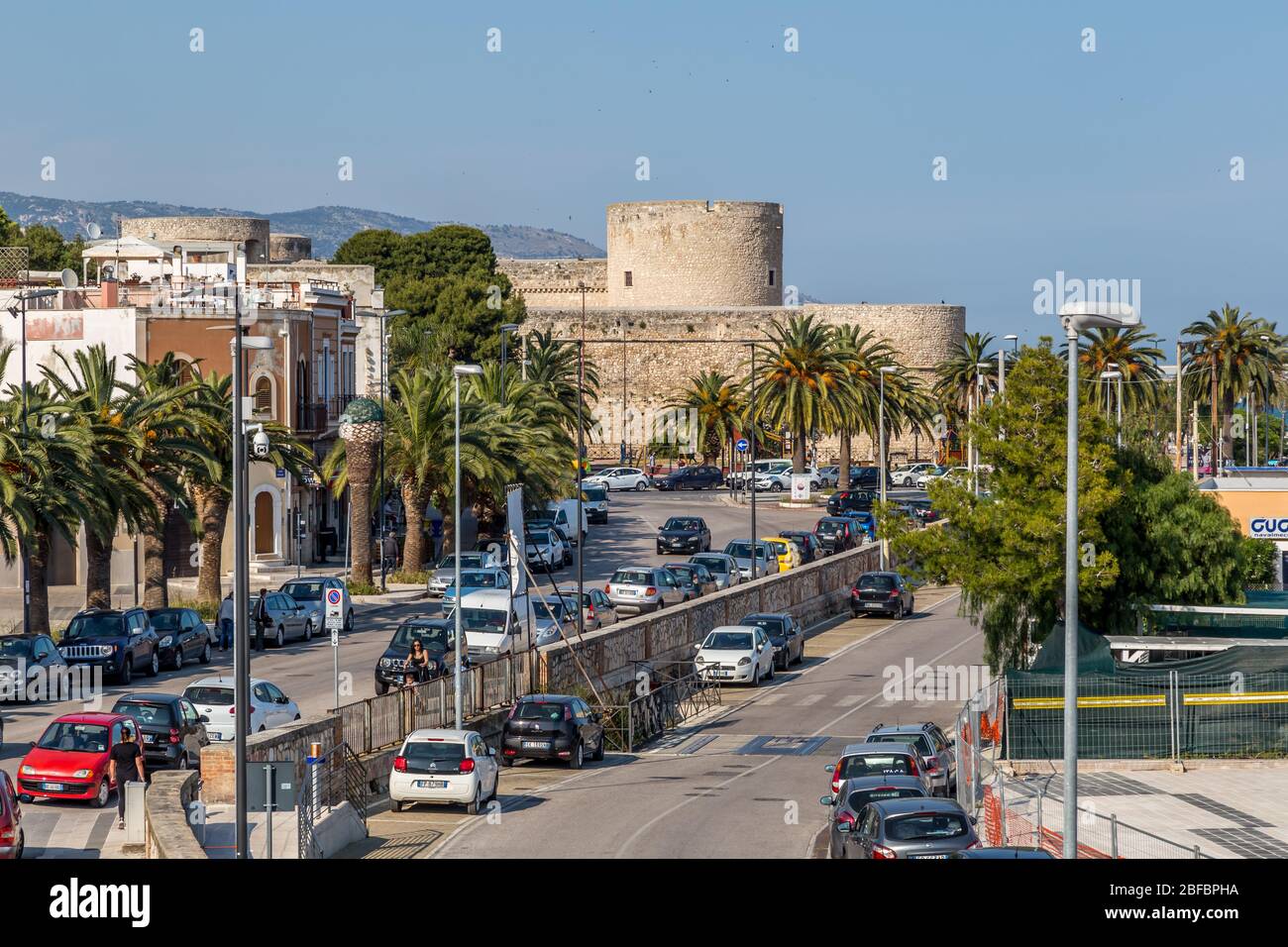 Manfredonia, eine mediterrane Hafenstadt in der Region Apulien. Gargano Halbinsel, Teil seines Landes ist Gargano Nationalpark Stockfoto
