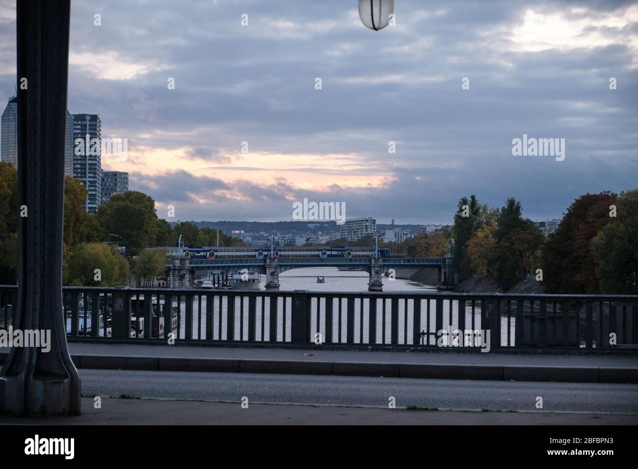 RER-Bahnübergangsbrücke - Blick von Bir Hakeim Stockfoto