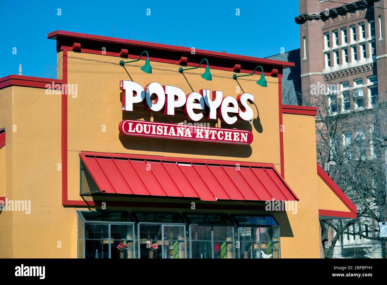 Chicago, Illinois, USA. Ein Popeyes Chicken Fast Food Restaurant im Lake View Viertel auf der Nordseite der Stadt. Stockfoto