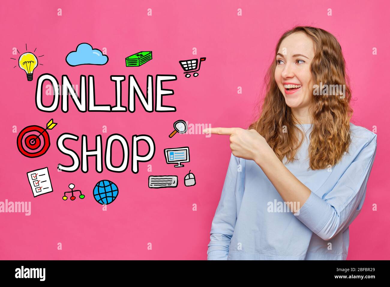 Online Shop Konzept - Mädchen auf einem rosa Hintergrund mit Text und Icons. Nahaufnahme. Stockfoto