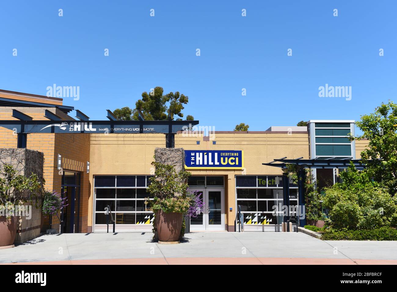 IRVINE, KALIFORNIEN - 16. APRIL 2020: The Hill an der University of California Irvine, UCI, ist der Außenposten für Bücher, Snacks, Schulbedarf und schoo Stockfoto