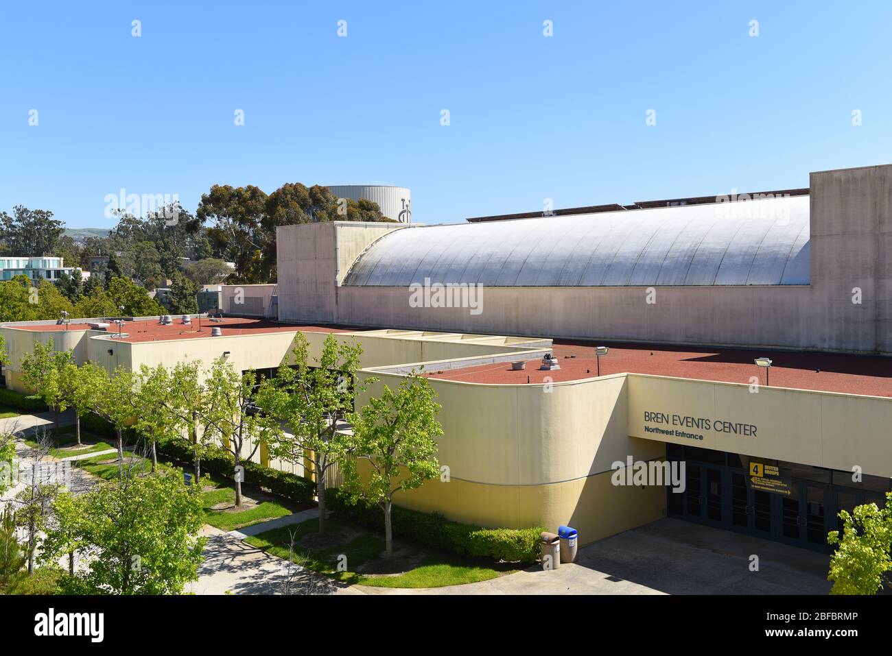 IRVINE, KALIFORNIEN - 16. APRIL 2020: Das Donald Bren Events Center, eine 6,000-Plätze-Arena an der University of California Irvine, UCI, dient als Arena Stockfoto