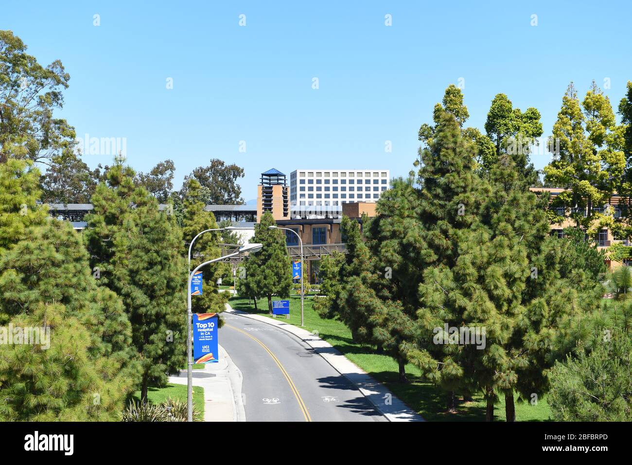 IRVINE, KALIFORNIEN - 16. APRIL 2020: Peltason Fahrt durch den Campus der University of California Irvine, UCI. Stockfoto